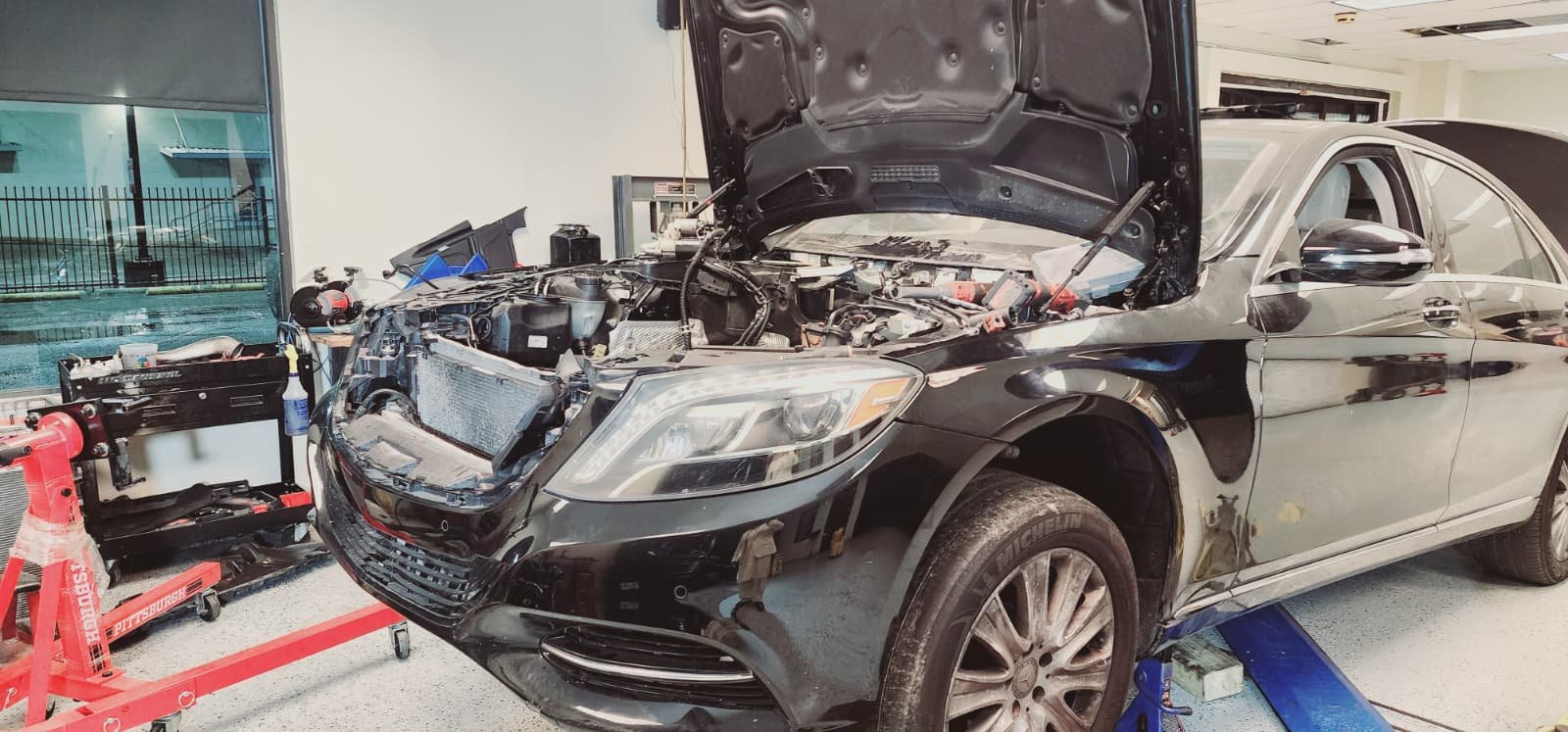 Automotive workshop vehicle